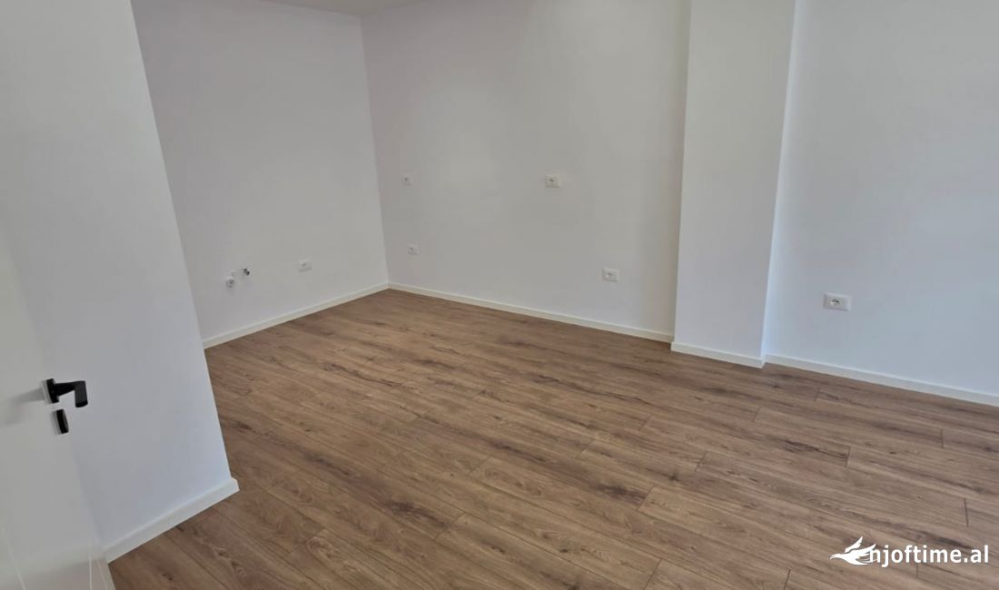 Shtepi ne shitje Apartament ne Tirane, 2+1, Mobilimi Bosh, pa mobiluar, Pagesa 210,000  Euro.