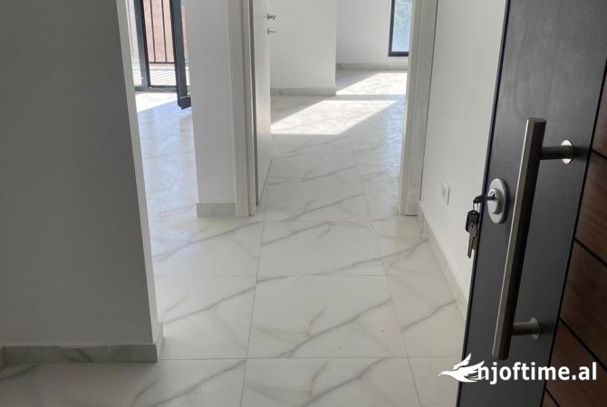 Shtepi me qera 2+1 ne Tirane - 680 Euro