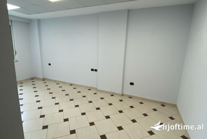 Ambient biznesi me qera 3+1 ne Tirane - 1,350 Euro