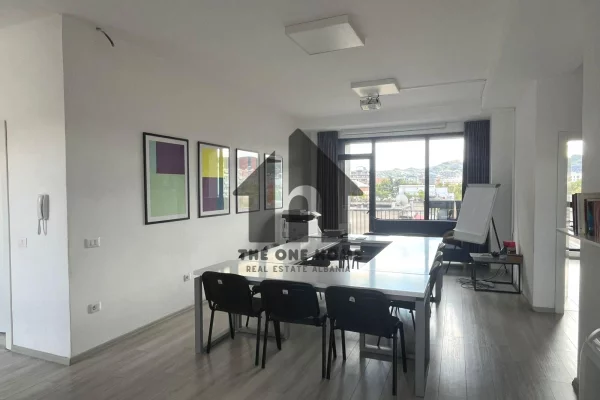 Ambient biznesi me qera 3+1 ne Tirane - 1,100 Euro