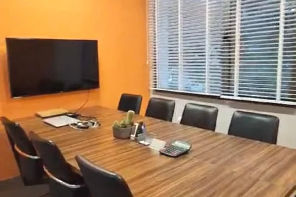 Ambient biznesi me qera 3+1 ne Tirane - 1,100 Euro