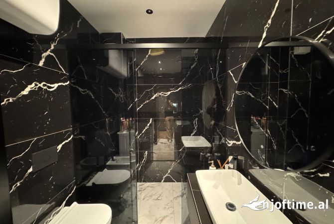 Shtepi ne shitje Apartament ne Tirane, 2+1, Mobilimi E mobiluar, Pagesa 165,000  Euro.