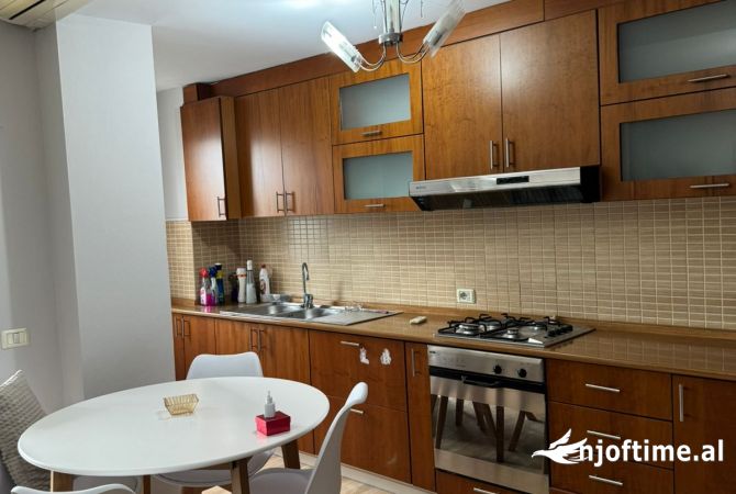 Shtepi me qera Apartament ne Tirane, 2+1, Mobilimi E mobiluar, Pagesa 800  Euro.
