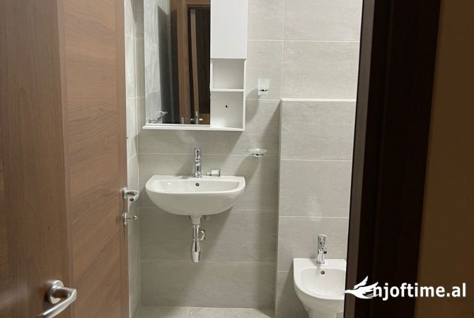 Shtepi me qera Apartament ne Tirane, 2+1, Mobilimi E mobiluar, Pagesa 800  Euro.
