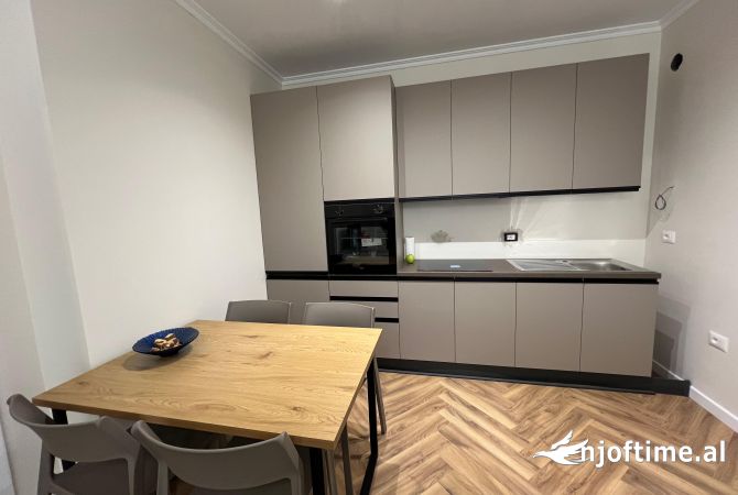 Shtepi me qera Apartament ne Tirane, 2+1, Mobilimi E mobiluar, Pagesa 950  Euro.