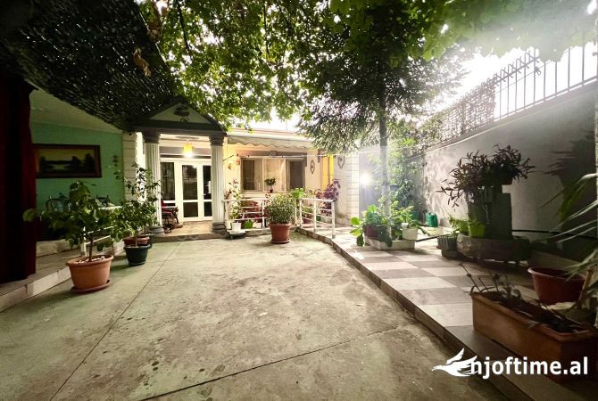 Shtepi ne shitje Shtepi Private ne Tirane, 2+1, Mobilimi E mobiluar, Pagesa 150,000  Euro.