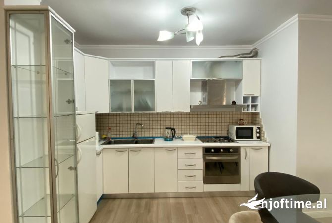 Shtepi me qera Apartament ne Tirane, 2+1, Mobilimi E mobiluar, Pagesa 700  Euro.