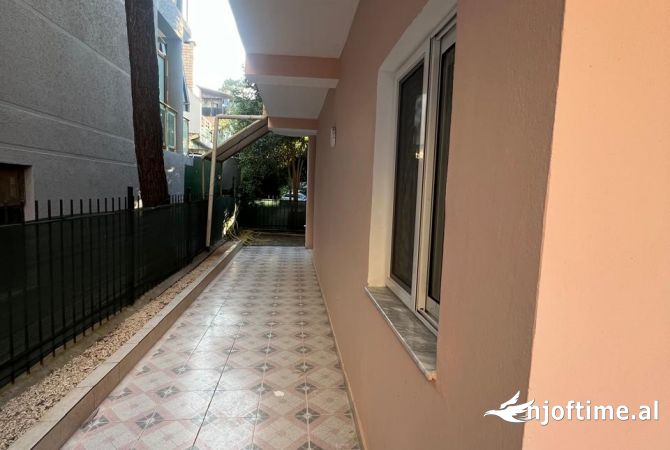 Shtepi ne shitje Apartament ne Durres, 2+1, Mobilimi E mobiluar, Pagesa 95,700  Euro.