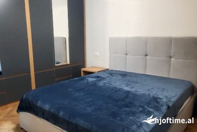 Shtepi me qera Apartament ne Tirane, 2+1, Mobilimi E mobiluar, Pagesa 900  Euro.