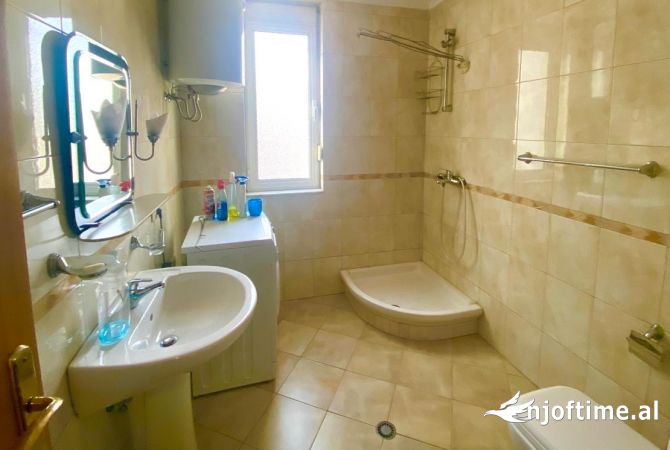 Shtepi me qera Apartament ne Tirane, 3+1, Mobilimi E mobiluar, Pagesa 1,100  Euro.