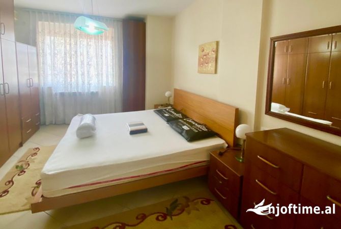 Shtepi me qera Apartament ne Tirane, 3+1, Mobilimi E mobiluar, Pagesa 1,100  Euro.