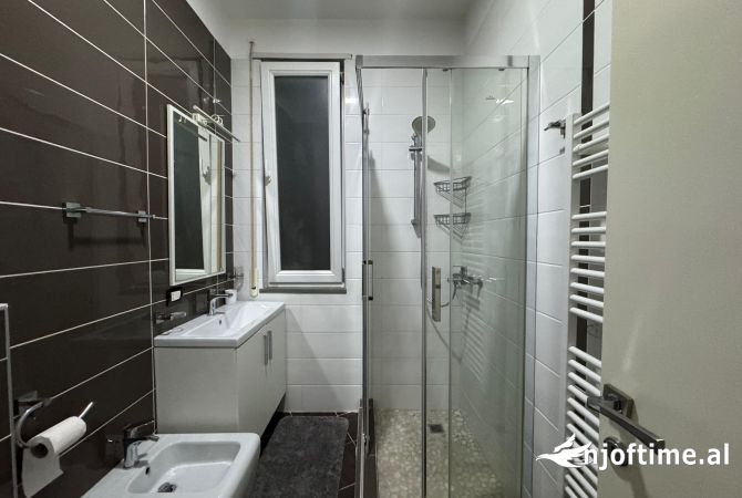 Shtepi me qera Apartament ne Tirane, 2+1, Mobilimi E mobiluar, Pagesa 800  Euro.