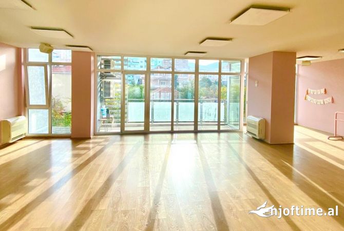 Ambient biznesi me qera 3+1 ne Tirane - 1,750 Euro
