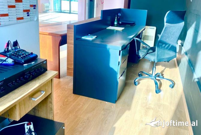 Ambient( palester) per qira, Komuna e Parisit