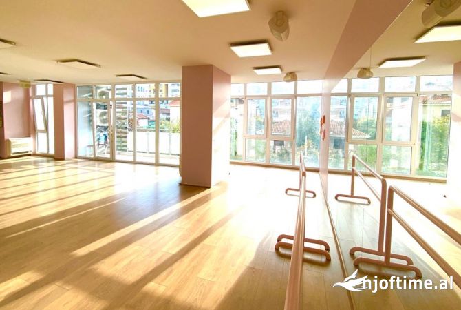 Ambient biznesi me qera 3+1 ne Tirane - 1,750 Euro