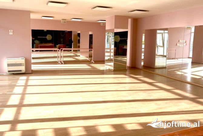 Ambient biznesi me qera 3+1 ne Tirane - 1,750 Euro
