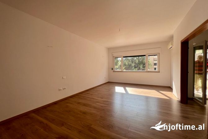 Ambient biznesi me qera 3+1 ne Tirane - 1,400 Euro