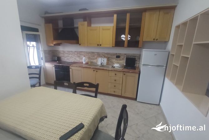 Shtepi me qera Apartament ne Tirane, 2+1, Mobilimi E mobiluar, Pagesa 650  Euro.