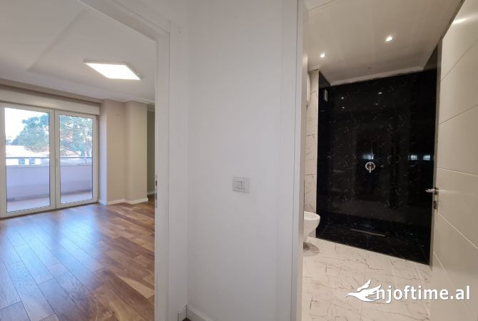 Zyre per qira, perballe ambasades amerikane