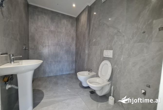 Zyre per qira, perballe ambasades amerikane