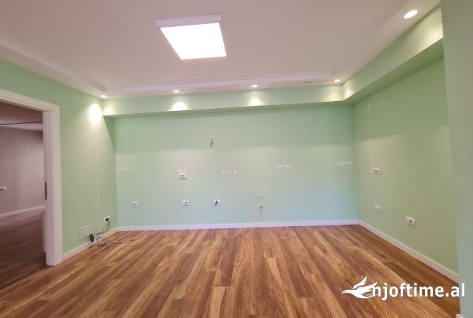 Zyre per qira, perballe ambasades amerikane