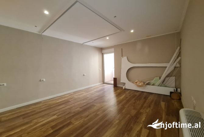 Ambient biznesi me qera 3+1 ne Tirane - 1,500 Euro
