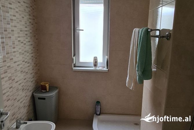 Shtepi me qera Apartament ne Tirane, 1+1, Mobilimi E mobiluar, Pagesa 50,000  Leke.