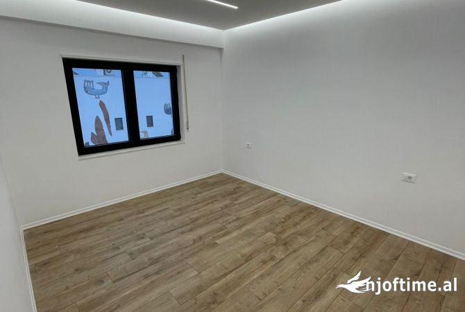 Shtepi ne shitje Apartament ne Tirane, 1+1, Mobilimi Bosh, pa mobiluar, Pagesa 135,000  Euro.