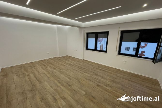 Shtepi ne shitje Apartament ne Tirane, 1+1, Mobilimi Bosh, pa mobiluar, Pagesa 135,000  Euro.