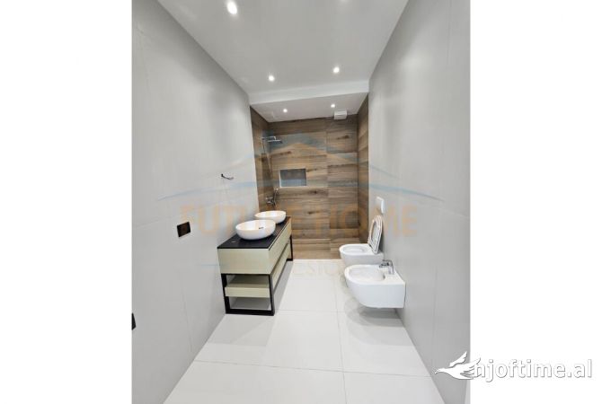 Shtepi ne shitje Vila Luksoze ne Tirane, 4+1, Mobilimi Pjeserisht e mobiluar, Pagesa 550,000  Euro.