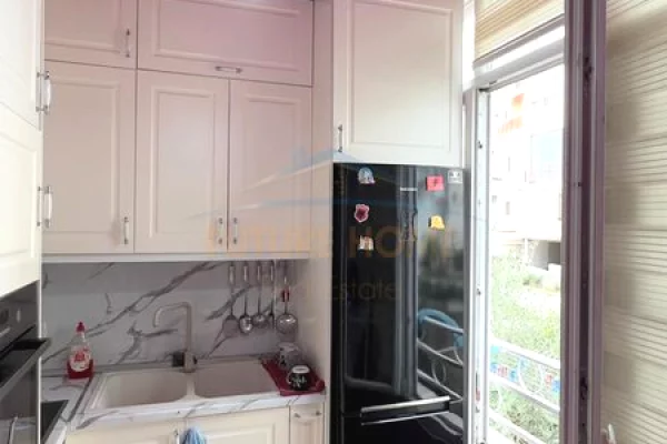 Shtepi ne shitje Apartament ne Tirane, 1+1, Mobilimi E mobiluar, Pagesa 100,000  Euro.