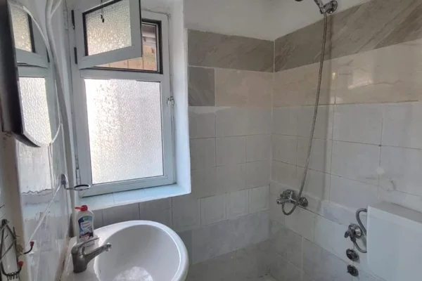 Shtepi me qera Apartament ne Tirane, Garsoniere, Mobilimi E mobiluar, Pagesa 28,000  Leke.