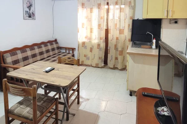 Shtepi me qera Apartament ne Tirane, Garsoniere, Mobilimi E mobiluar, Pagesa 28,000  Leke.