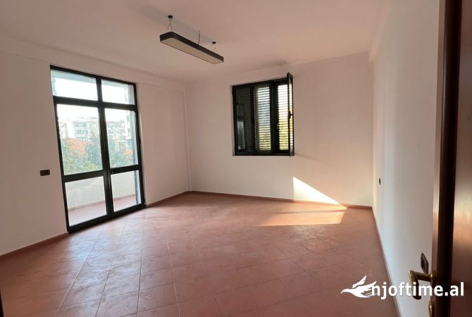 Ambient biznesi me qera 1+1 ne Tirane - 550 Euro