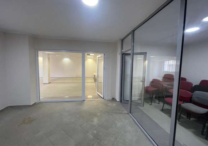 Ambient zyre per qira 50.000 ALL Rruga e Elbasanit/Asim Vokshi