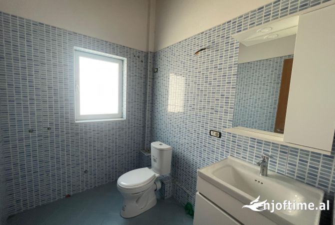 Shtepi me qera Duplex(shtepi me 2 kate) ne Tirane, 1+1, Mobilimi Bosh, pa mobiluar, Pagesa 800  Euro.