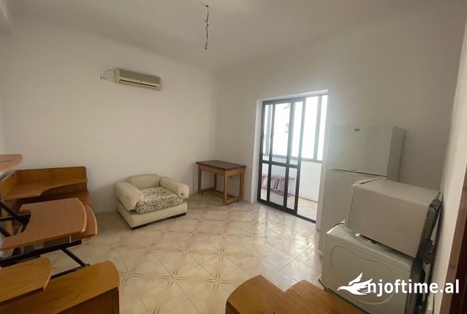 Shtepi me qera Duplex(shtepi me 2 kate) ne Tirane, 1+1, Mobilimi Bosh, pa mobiluar, Pagesa 800  Euro.