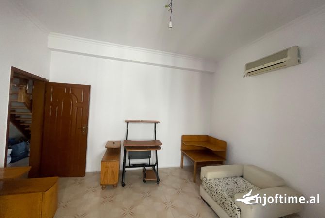Shtepi me qera Duplex(shtepi me 2 kate) ne Tirane, 1+1, Mobilimi Bosh, pa mobiluar, Pagesa 800  Euro.