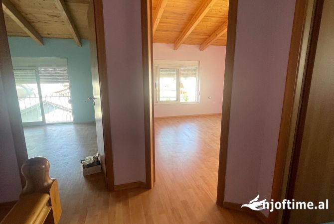 Shtepi me qera Duplex(shtepi me 2 kate) ne Tirane, 1+1, Mobilimi Bosh, pa mobiluar, Pagesa 800  Euro.