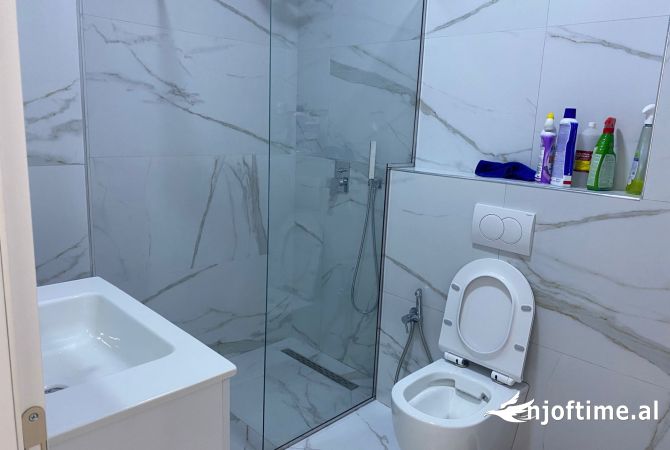 Shtepi ne shitje Apartament ne Tirane, 1+1, Mobilimi Pjeserisht e mobiluar, Pagesa 142,000  Euro.