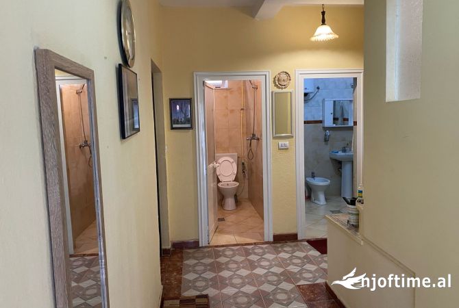 Shtepi me qera Apartament ne Tirane, 2+1, Mobilimi E mobiluar, Pagesa 65,000  Leke.