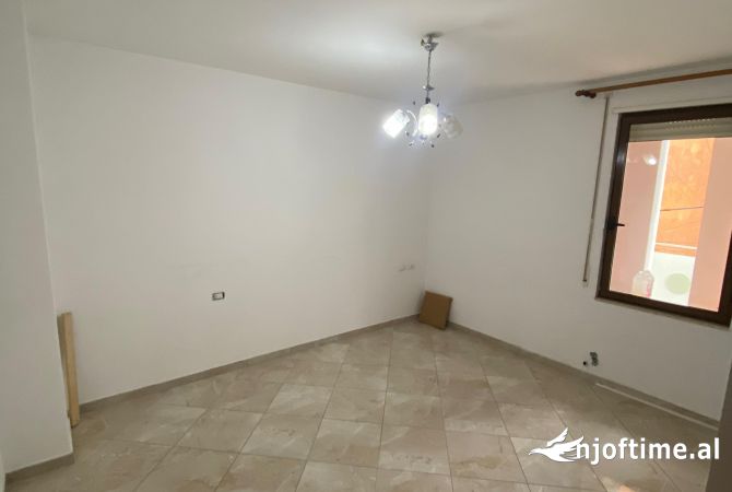 Shtepi me qera Apartament ne Tirane, 2+1, Mobilimi Bosh, pa mobiluar, Pagesa 500  Euro.