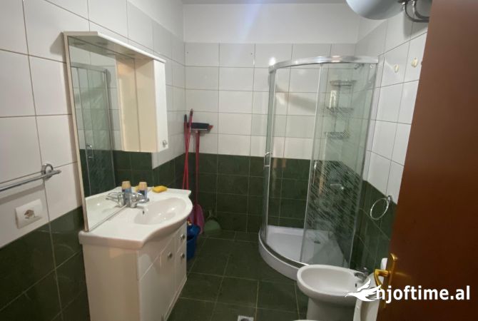Shtepi me qera Apartament ne Tirane, 2+1, Mobilimi Bosh, pa mobiluar, Pagesa 500  Euro.