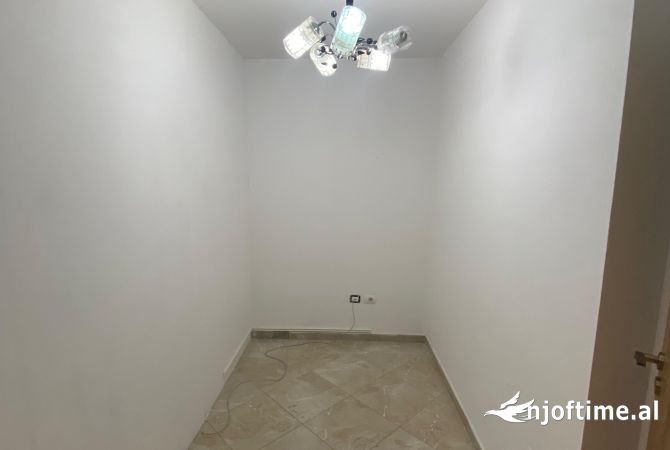 Shtepi me qera Apartament ne Tirane, 2+1, Mobilimi Bosh, pa mobiluar, Pagesa 500  Euro.