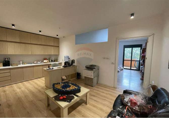 Ambient biznesi me qera 3+1 ne Tirane - 600 Euro