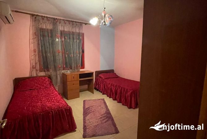 Shtepi ne shitje Apartament ne Tirane, 2+1, Mobilimi E mobiluar, Pagesa 110,000  Euro.