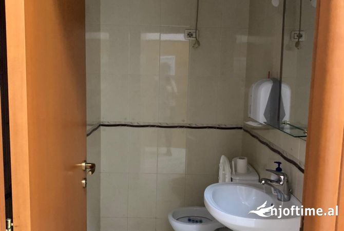 Ambient biznesi me qera 3+1 ne Tirane - 705 Euro