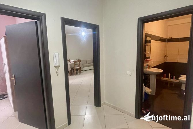 Shtepi ne shitje Apartament ne Tirane, 1+1, Mobilimi E mobiluar, Pagesa 84,999  Euro.