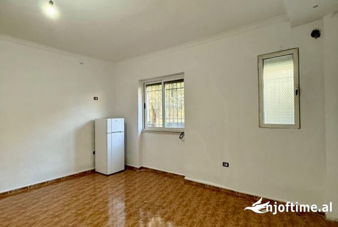 Shtepi ne shitje Apartament ne Tirane, 2+1, Mobilimi Bosh, pa mobiluar, Pagesa 100,990  Euro.