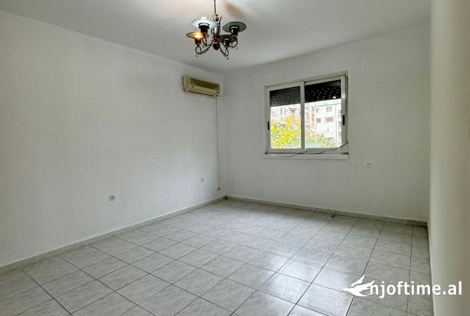Shtepi ne shitje Apartament ne Tirane, 2+1, Mobilimi Bosh, pa mobiluar, Pagesa 100,999  Euro.